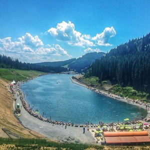 горное озеро